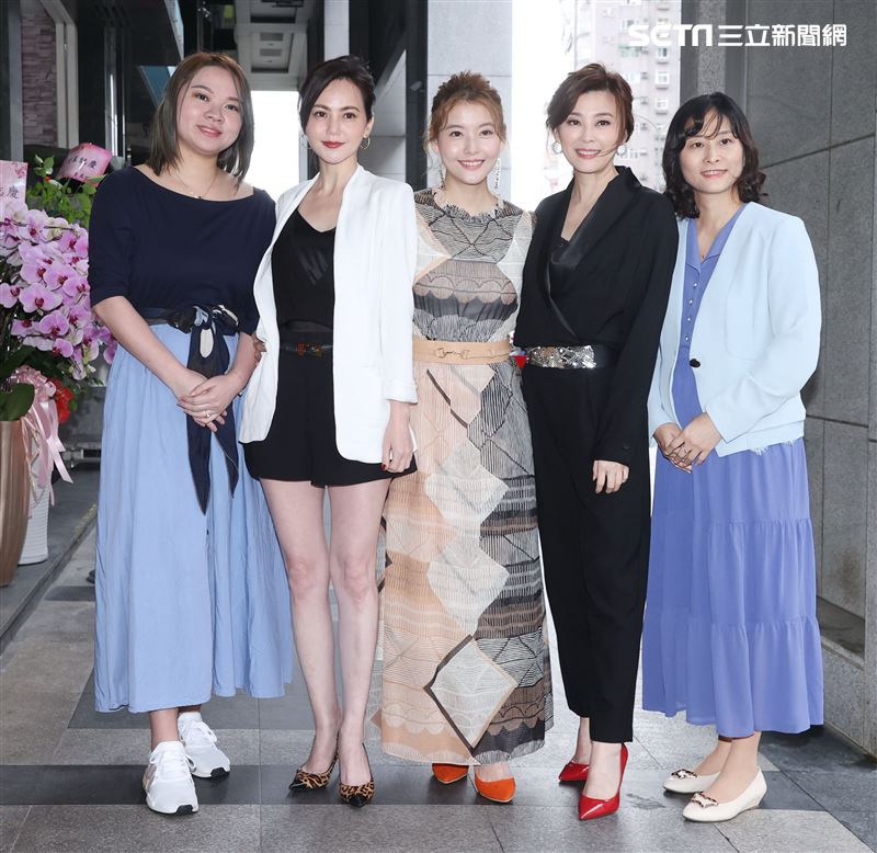 王樂妍投資開美容SPA店嘉賓-方馨、簡沛恩、張洛君站台。（記者邱榮吉/攝影）