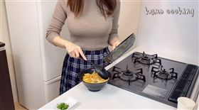 日本YouTuber做親子丼（圖／翻攝自くまクッキングYouTube）