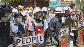 仰光抗議民眾戴上頭盔手持盾牌緬甸軍方1日發動政變，第一大城仰光民眾28日持續上街抗議，民眾戴上頭盔手持盾牌自保。（緬甸民眾Karkar提供）中央社記者呂欣憓曼谷傳真  110年2月28日