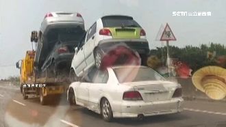 拖吊車運4輛報廢車　疊超高民眾嚇傻