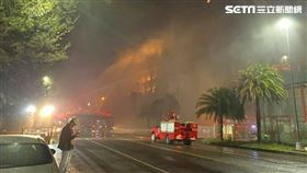 雲林六輕廠突然竄出黑煙，警消派出8車前往灌救。（圖／翻攝畫面）