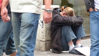 帶女友「四處乞討」不甩保護令…每天等她