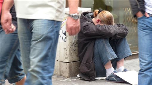 帶女友「四處乞討」不甩保護令…每天等她