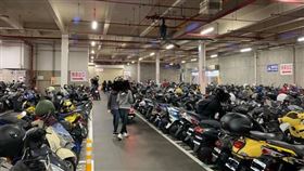 ▲義享天地員工、顧客通通跑來停，好市多停車場被塞爆，硬起反擊了。（圖／翻攝自高雄點）