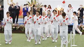 延期一年的東京奧運聖火傳遞，25日從福島核子事故廢爐作業據點、福島縣足球設施J-VILLAGE正式起跑，將約有萬名跑者接力在121天內跑遍全日本。（圖／共同社）
