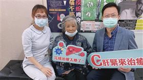 長期洗腎並患有重聽、眼睛濁黃症狀的黃阿嬤，接受C肝治療。（圖／桃園市診所協會提供）