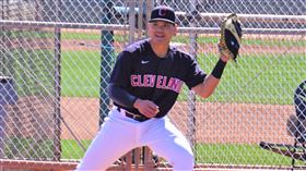 開拓上場機會 張育成加練一壘台灣棒球好手張育成能守二壘、游擊、三壘，今年春訓為了增加上場機會，在教練指示下加練一壘，圖為他首度在熱身賽以一壘手身分上場。中央社記者林宏翰亞利桑那攝　　110年3月13日