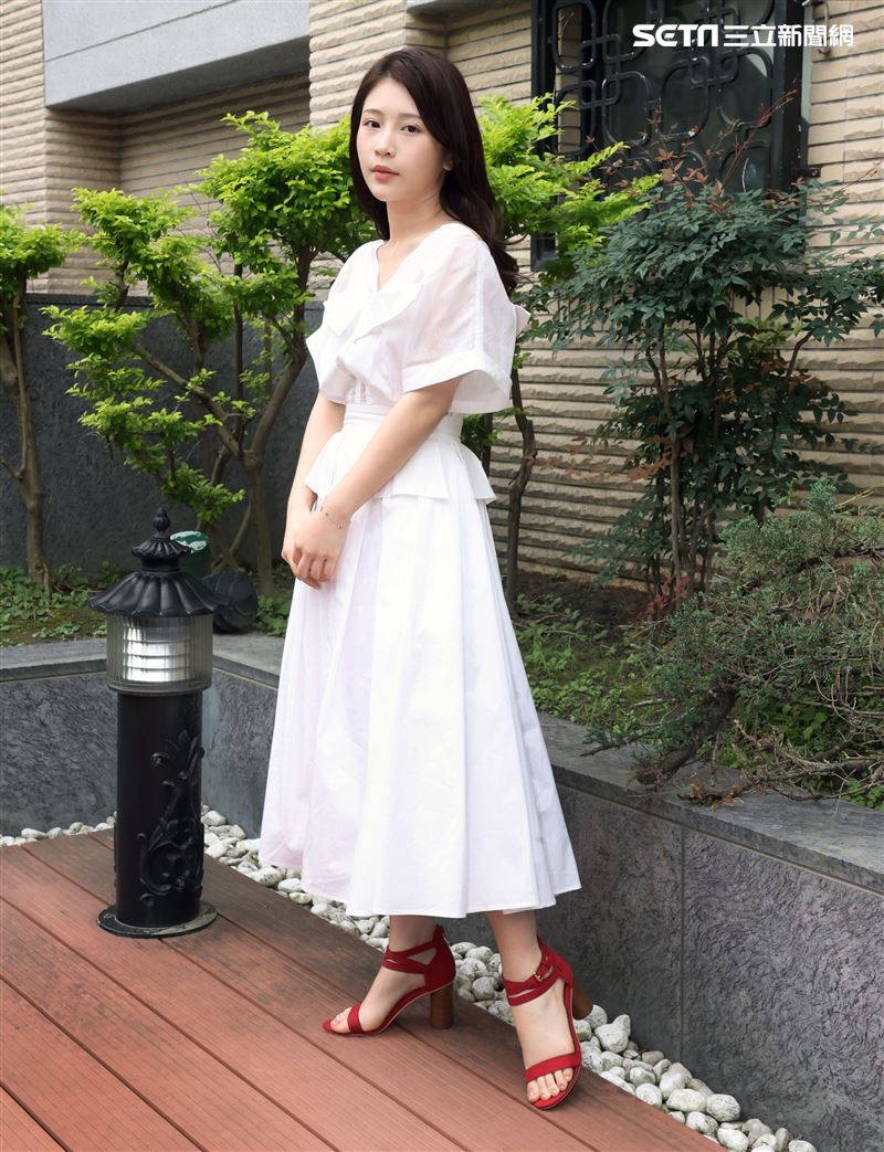 雞排妹鄭家純三立新聞網專訪。（記者邱榮吉/攝影）