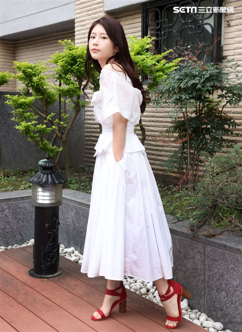 雞排妹鄭家純三立新聞網專訪。（記者邱榮吉/攝影）