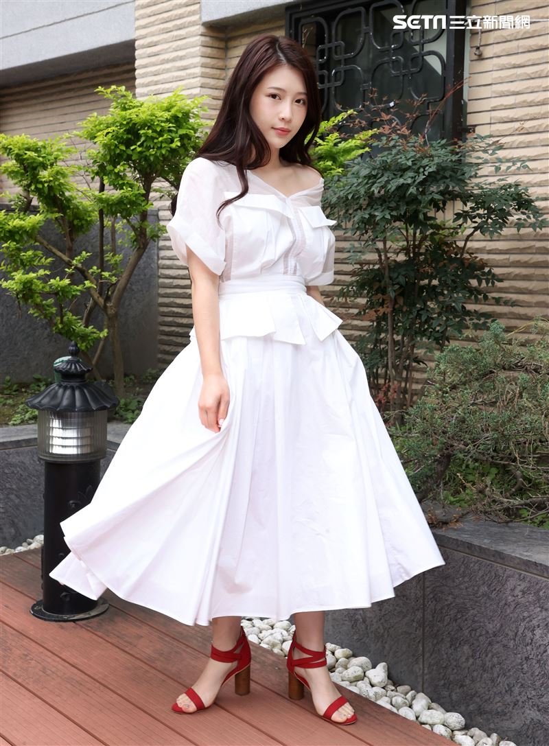 雞排妹鄭家純三立新聞網專訪。（記者邱榮吉/攝影）