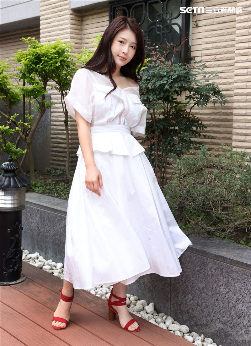 雞排妹鄭家純三立新聞網專訪。（記者邱榮吉/攝影）