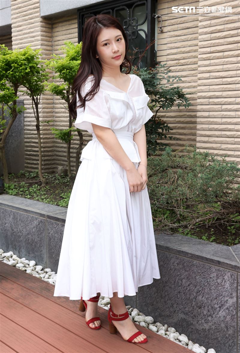 雞排妹鄭家純三立新聞網專訪。（記者邱榮吉/攝影）