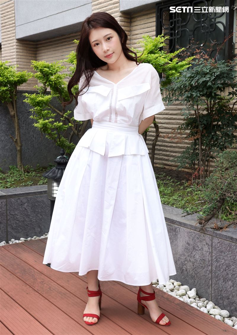 雞排妹鄭家純三立新聞網專訪。（記者邱榮吉/攝影）