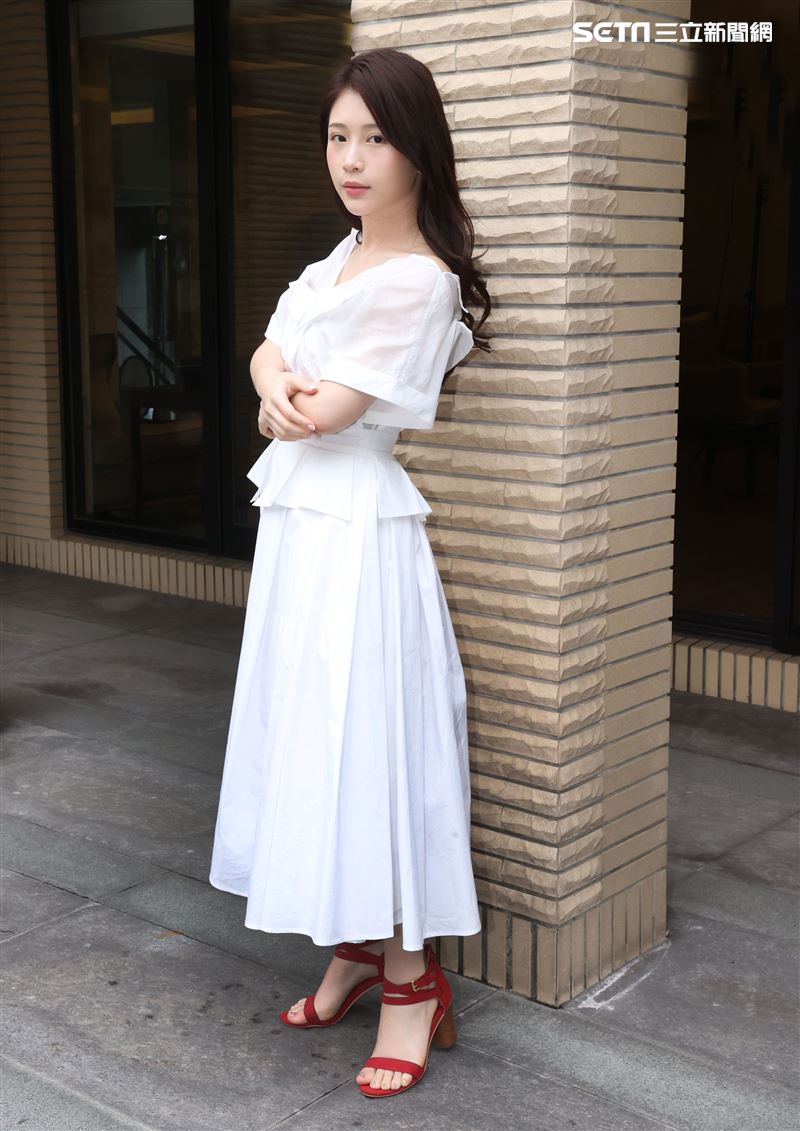 雞排妹鄭家純三立新聞網專訪。（記者邱榮吉/攝影）