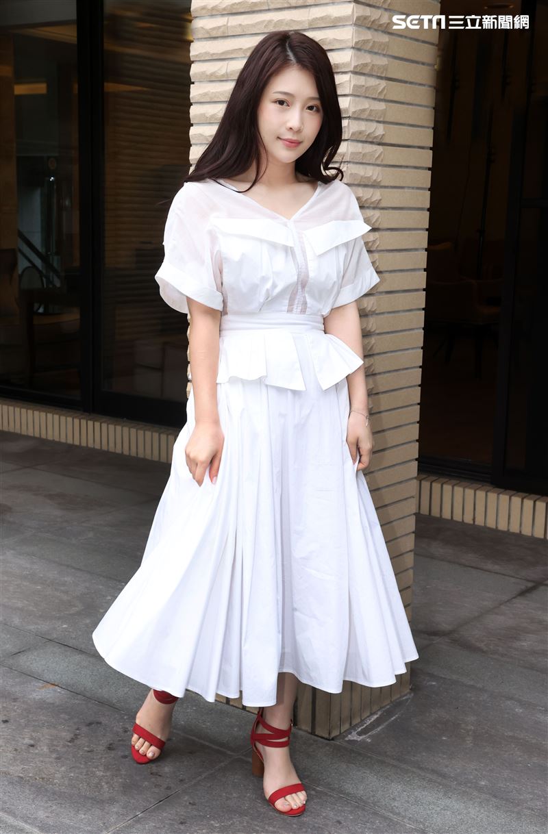 雞排妹鄭家純三立新聞網專訪。（記者邱榮吉/攝影）