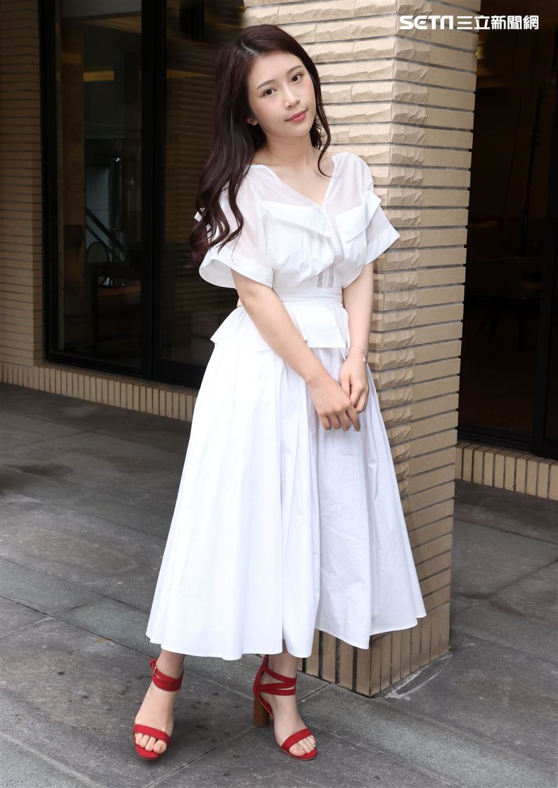 雞排妹鄭家純三立新聞網專訪。（記者邱榮吉/攝影）