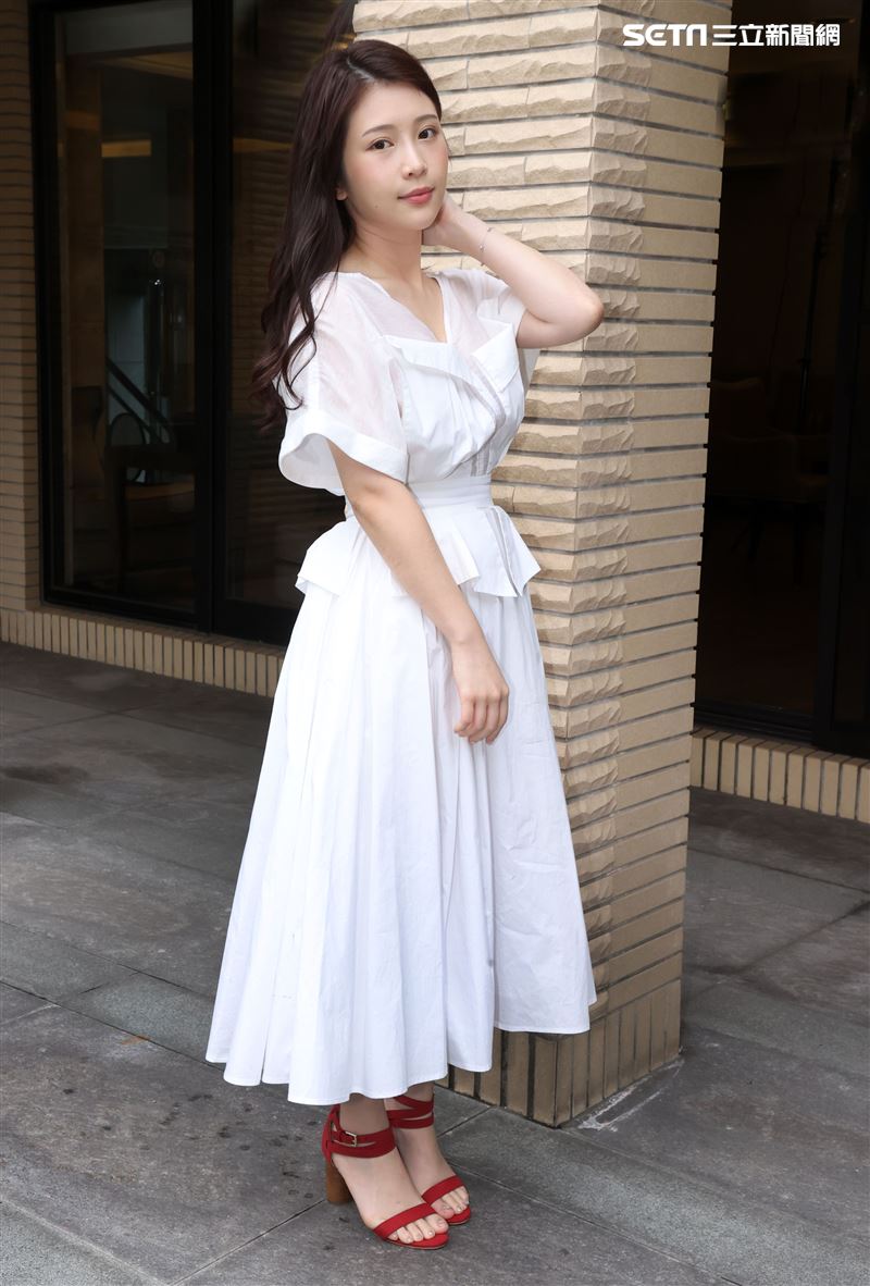 雞排妹鄭家純三立新聞網專訪。（記者邱榮吉/攝影）