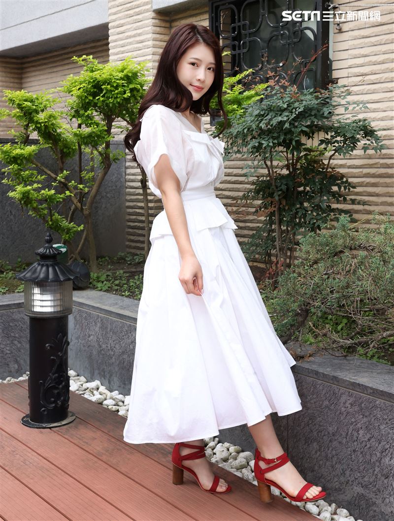 雞排妹鄭家純三立新聞網專訪。（記者邱榮吉/攝影）