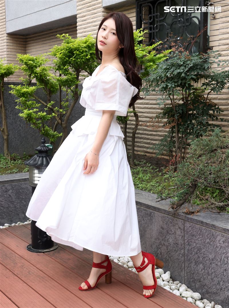 雞排妹鄭家純三立新聞網專訪。（記者邱榮吉/攝影）