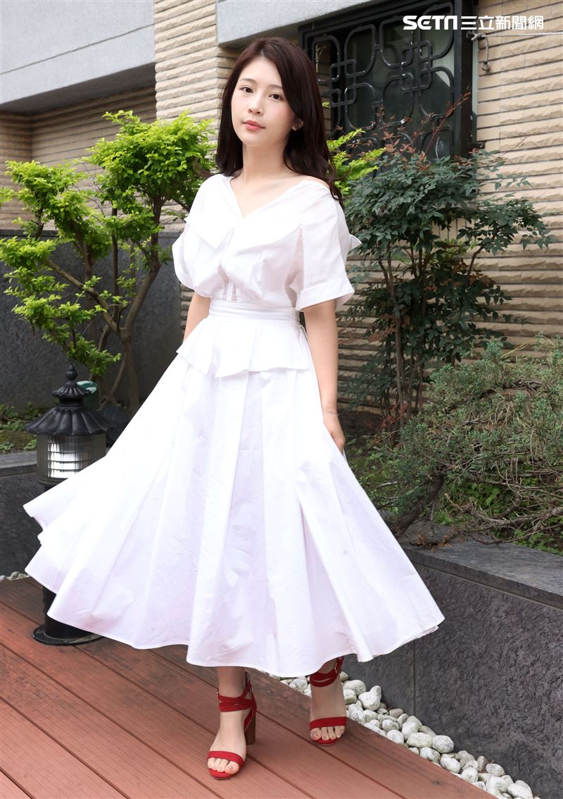 雞排妹鄭家純三立新聞網專訪。（記者邱榮吉/攝影）