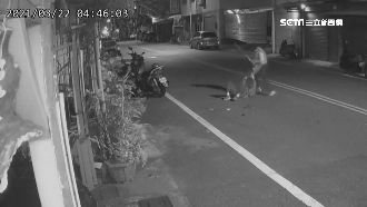 結怨多年路過家門　婦人拿掃把K鄰居