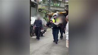 83歲嬤跌倒！暖警當她尪「公主抱」