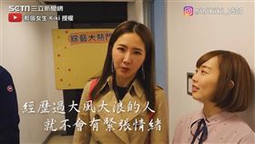 ▼▲同台的謝忻錄影結束後勉勵Kiki。（圖／那個女生 Kiki 授權）