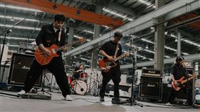 滅火器在工廠中演出／Young Team Productions提供