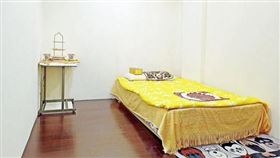 房間擺設大量使用黃色調，乍看之下像極了「靈堂」。（圖／翻攝自《奇葩裝潢分享中心》）