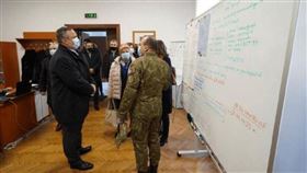 羅馬尼亞國防部長不小心洩露資訊（圖／翻攝自Nicolae Ciucă臉書）