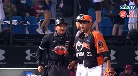 劉軒荅和主審抗議。（圖／翻攝自CPBL TV）