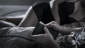 男友知道女友下海，休假送女友援交被當馬伕。（示意圖／pixabay）