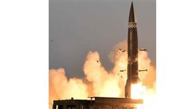 北韓25日發射一種「新開發的新型戰術導向發射體」，據報導可搭載2.5噸彈頭。（圖／翻攝自北韓勞動新聞網頁rodong.rep.kp）
