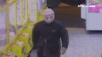 帽挖洞遮臉橇機台　警追查逮蒙面盜