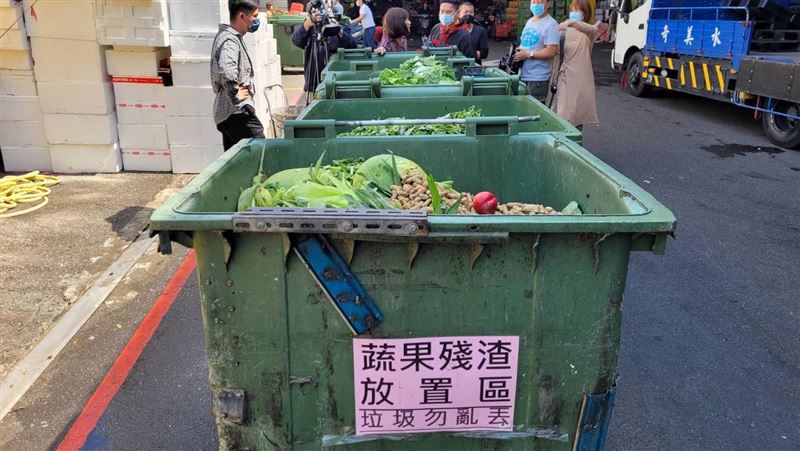婦人撿爛水果變賣？醫師警告別吃下肚
