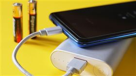 行動電源。(圖/Pixabay)