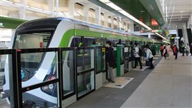 中捷綠線恢復試營運首日運量5.5萬人次（1）台中捷運綠線25日起恢復試營運，首日總運量達5萬5205人次。台中捷運公司26日表示，首日民眾試乘情況良好，運量符合預期。中央社記者蘇木春攝  110年3月26日