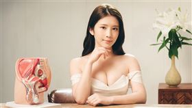 雞排妹擁有高顏值和火辣身材，作風向來大膽直率。（圖／翻攝自雞排妹ili鄭家純粉專）