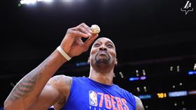 上季效力湖人的Dwight Howard此役開心領取冠軍戒指。（圖／翻攝自湖人官方推特）