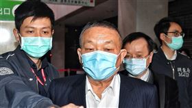 大洋僑果董事長陳清福移送北檢複訊（1）大洋僑果集團董事長陳清福（前中）等人被控業務侵占及逃漏稅，北檢25日指揮調查局兵分多路搜索，並約談陳清福等人；陳清福晚間10時許被移送北檢複訊。中央社記者鄭清元攝  110年3月25日