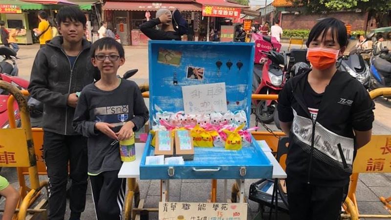 到天母看球做公益　抽味全球星簽名球