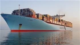 巨型貨輪「長賜輪」擱淺在埃及的蘇伊士運河，阻礙諸多貨輪通行。全球航運巨擘馬士基集團表示，正研議蘇伊士運河以外的選項，包括繞道非洲。圖為馬士基集團貨輪。（圖／翻攝自facebook.com/Maersk）
