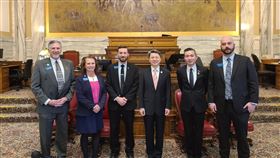 蒙大拿州參眾議會通過友台決議文蒙大拿州參、眾議會於美西時間23日通過友台決議文。蒙大拿州眾議長蓋爾特（Wylie Galt）（右）與駐西雅圖辦事處處長甄國清（右3）及副處長陳冠廷（右2）承諾力促雙方合作交流。（駐西雅圖辦事處提供）中央社記者周世惠舊金山傳真  110年3月26日