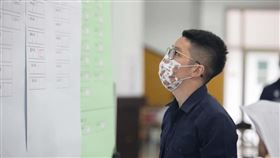 警察弟車禍亡…兄棄工程夢花承遺志從警　母：2兒子換來的（圖／王素琴授權使用）