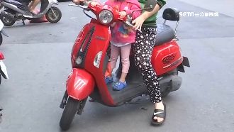 爺未熄火孫就急下車　疑誤觸油門暴衝