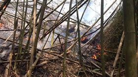 阿里山達邦公路邊坡26日下午再度起火，網友拍下失火現場分享至臉書並提醒用路人注意安全。（圖/翻攝自阿里山鄒族部落道路資訊臉書社團facebook.com）
