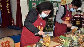 ▲副總經理洪玉芬與鄉親一同切鳳梨。（圖／桃園機場公司提供）