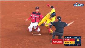 曾傳昇觸殺時將張志豪腳拉開。（圖／翻攝自　ＣＰＢＬ　ＴＶ）