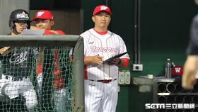 ▲味全龍打擊教練張泰山。（圖／記者劉彥池攝影）