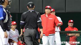 ▲味全龍外野手陳品捷盜壘失敗，總教練葉君璋提出挑戰失敗後向主審抗議。（圖／記者劉彥池攝影）